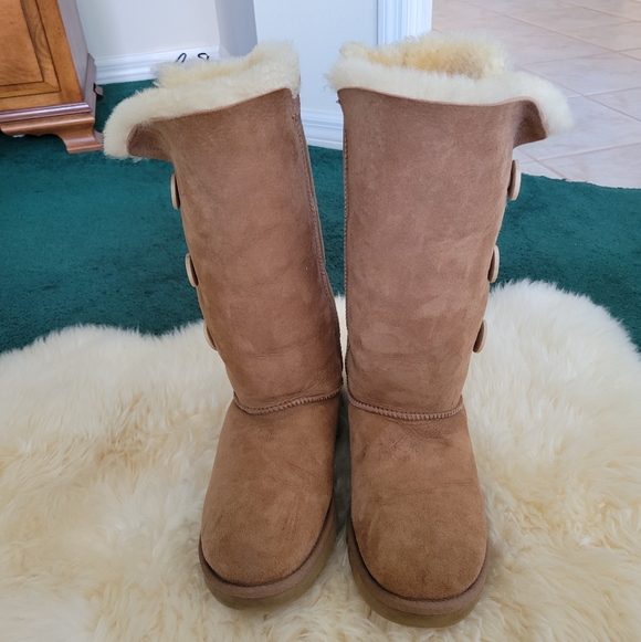 Ugg Boots Women's Bailey Button Triplet. Tan Size 10. - Picture 3 of 10